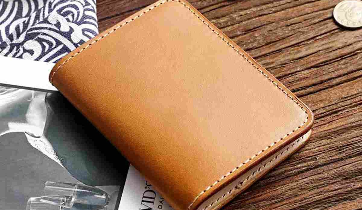  Buy Leather card bag which is easy to transport 